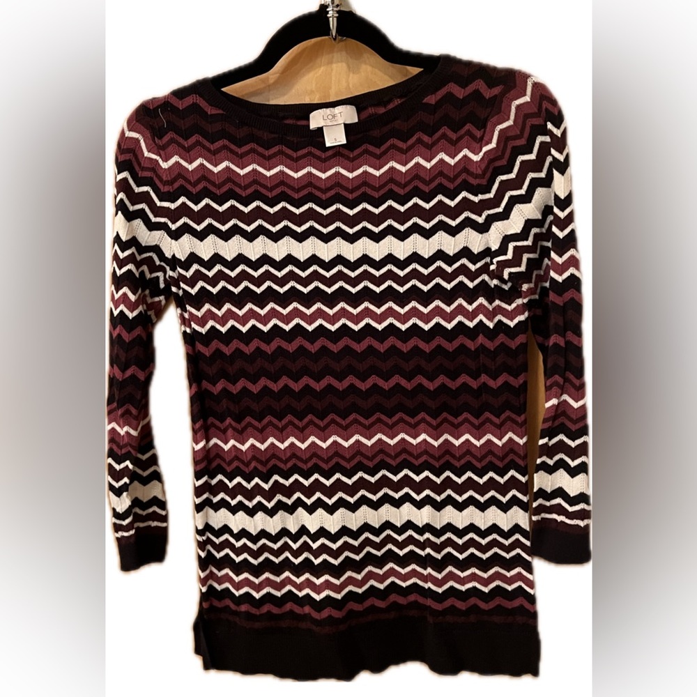 Lightweight sweater, three quarter sleeve, chevron pattern